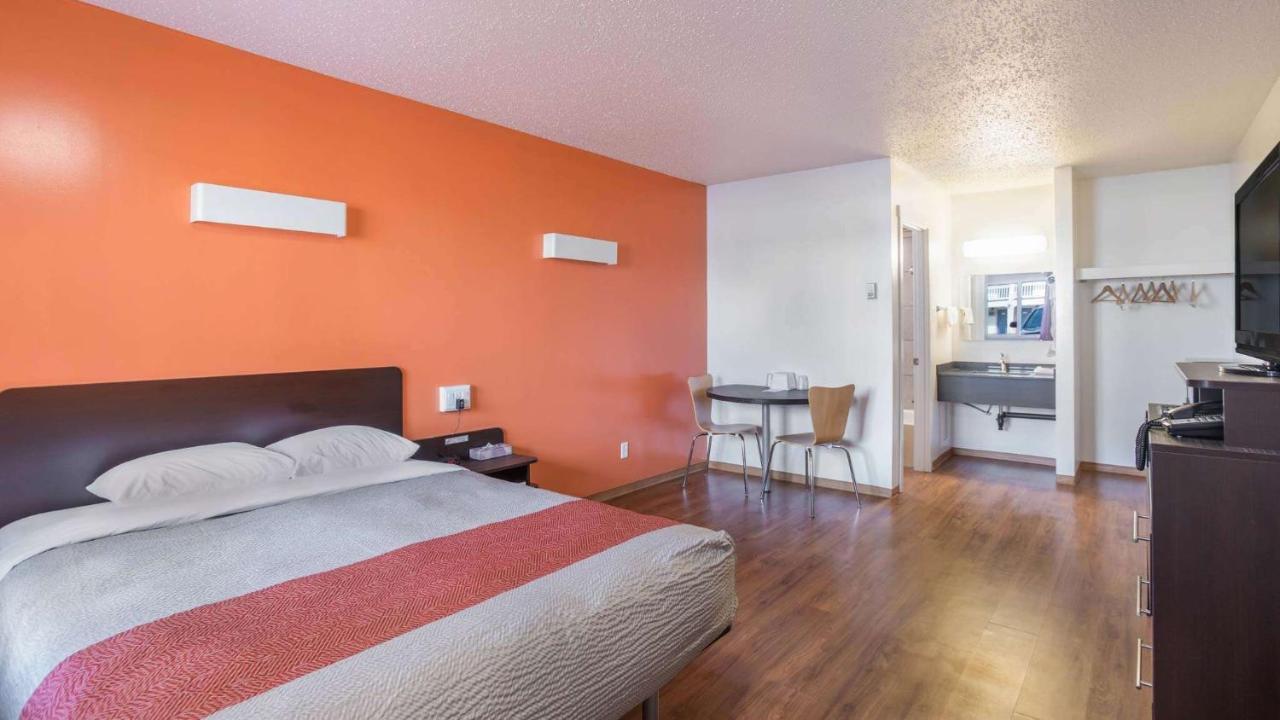 Motel Bo-Camrose, Ab 外观 照片