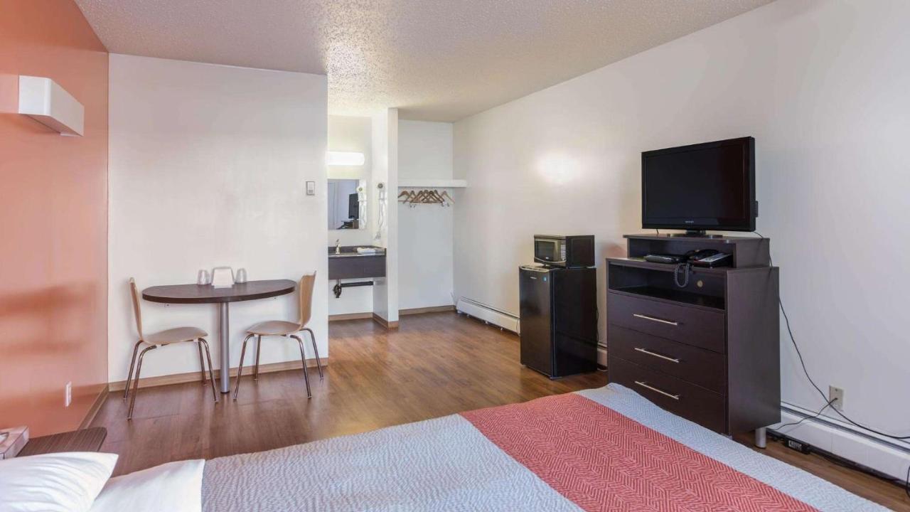 Motel Bo-Camrose, Ab 外观 照片