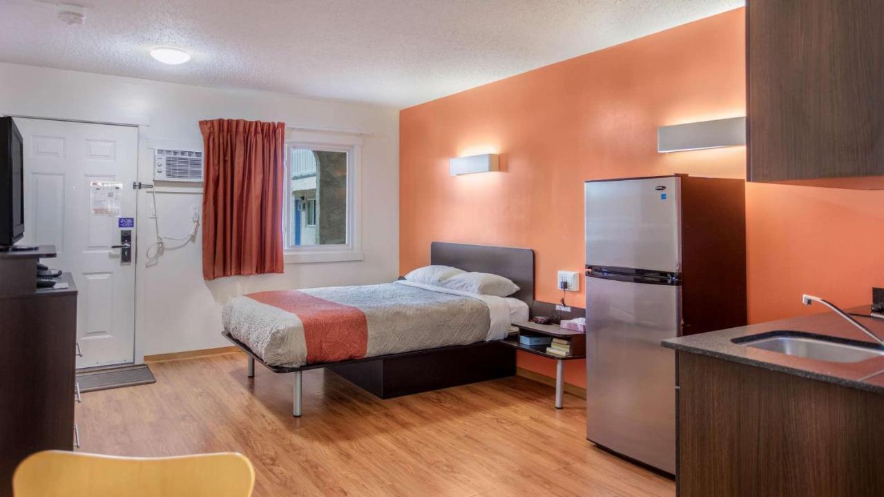 Motel Bo-Camrose, Ab 外观 照片